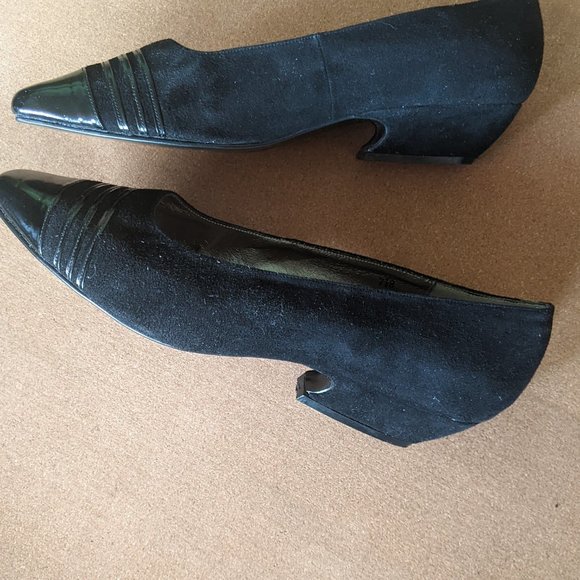 Velvety vintage 80s suede low pump with unique curved heel - Picture 6 of 10